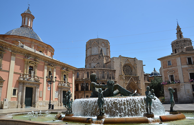 vista general de la plaza de la virgen y la fuente