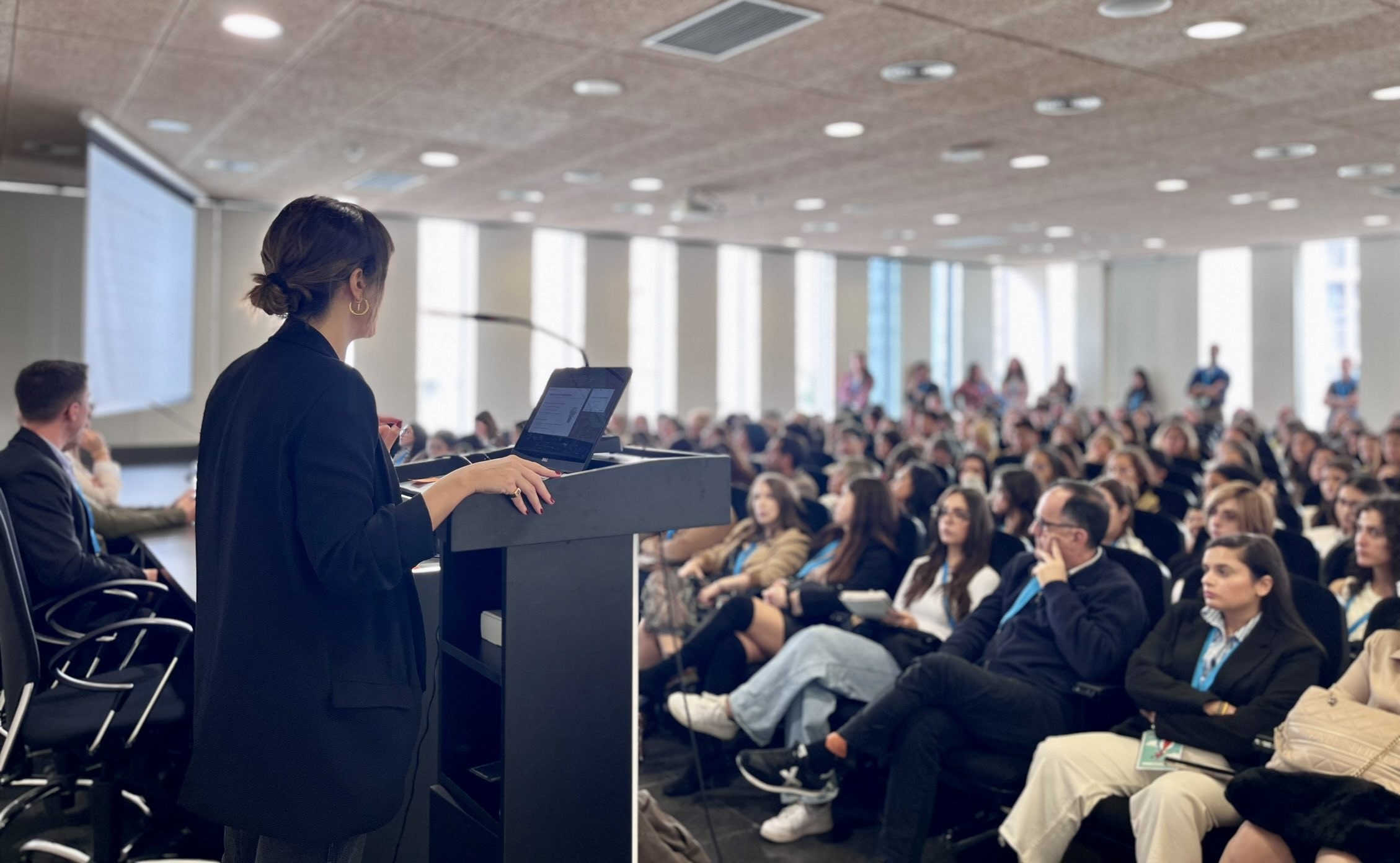 chica dando una charla