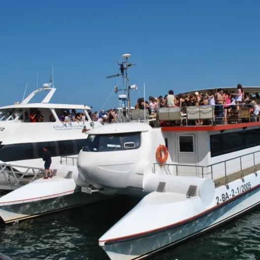 catamarán en la darsena del puerto