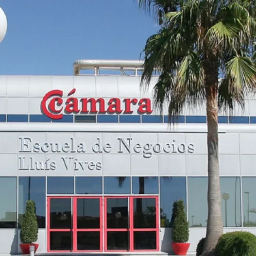 fachada y puerta entrada escuela de negocios lluis vives