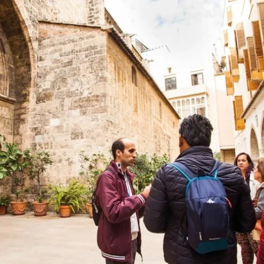 turistas durante una visit guiada a pie por el centro
