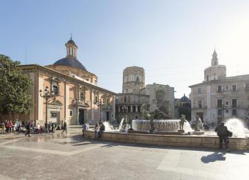 plaza de la virgen con  imagen de la fuente 