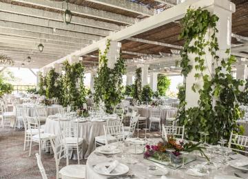 terraza con mesas preparadas para evento en campo aníbal