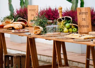 mesa con quesos preparada para evento al aire libre