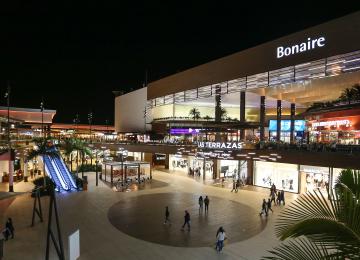 detalle exterior plaza del centro comercial bonaire