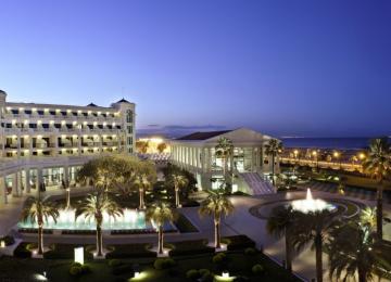 vista exterior del hotel las arenas