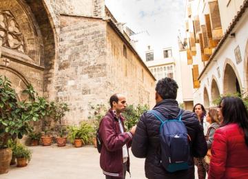 turistas durante una visit guiada a pie por el centro