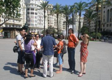 turistas durante una visita guiada en el centro