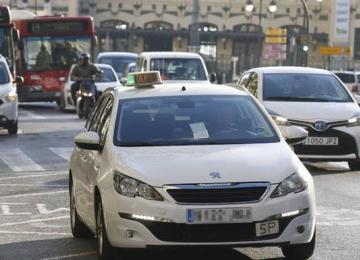 taxi blanco circulando por valencia