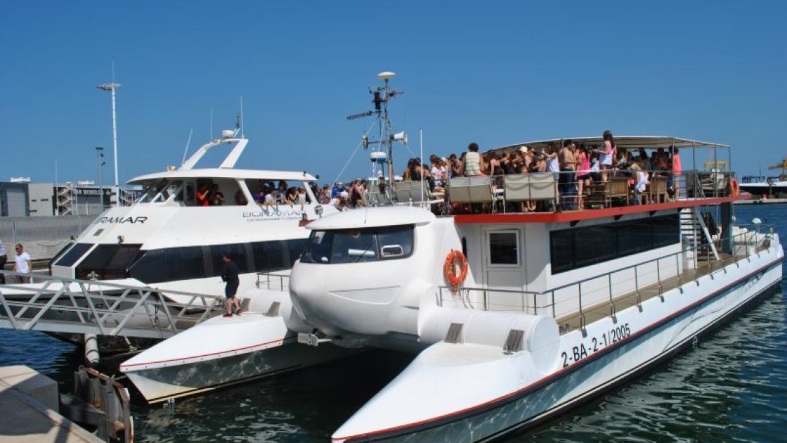 catamarán en la darsena del puerto