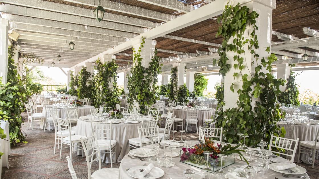 terraza con mesas preparadas para evento en campo aníbal