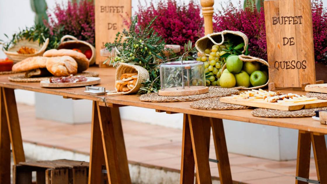 mesa con quesos preparada para evento al aire libre