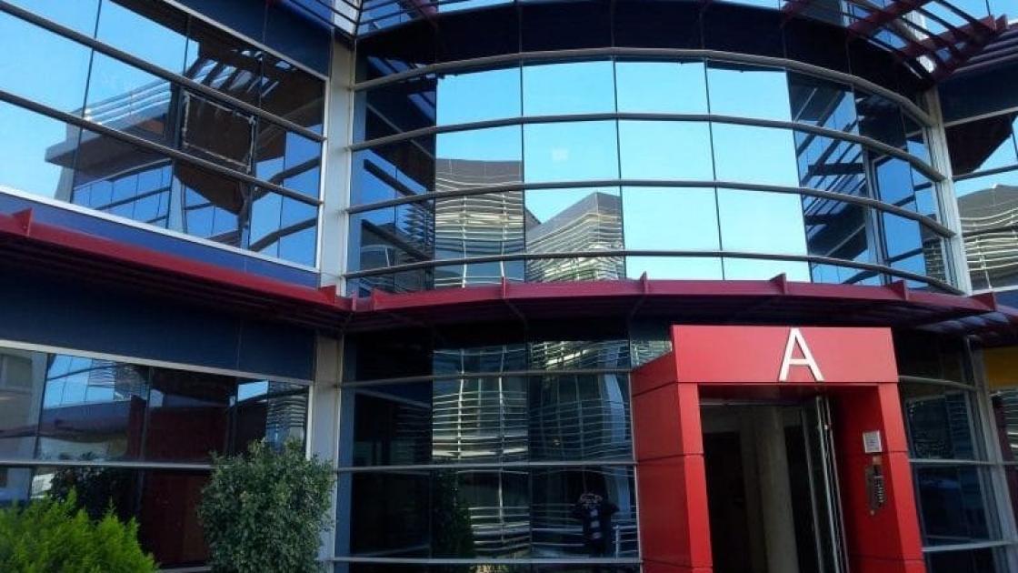 fachada puerta del centro de reuniones y congresos parque paterna