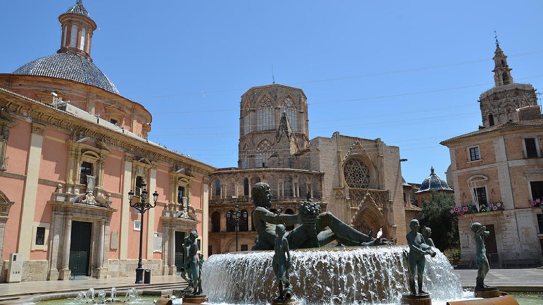vista general de la plaza de la virgen y la fuente
