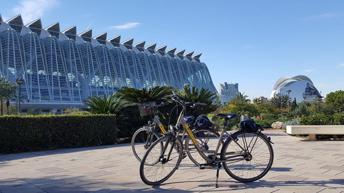bicicletas con el fondo del museo de las ciencias