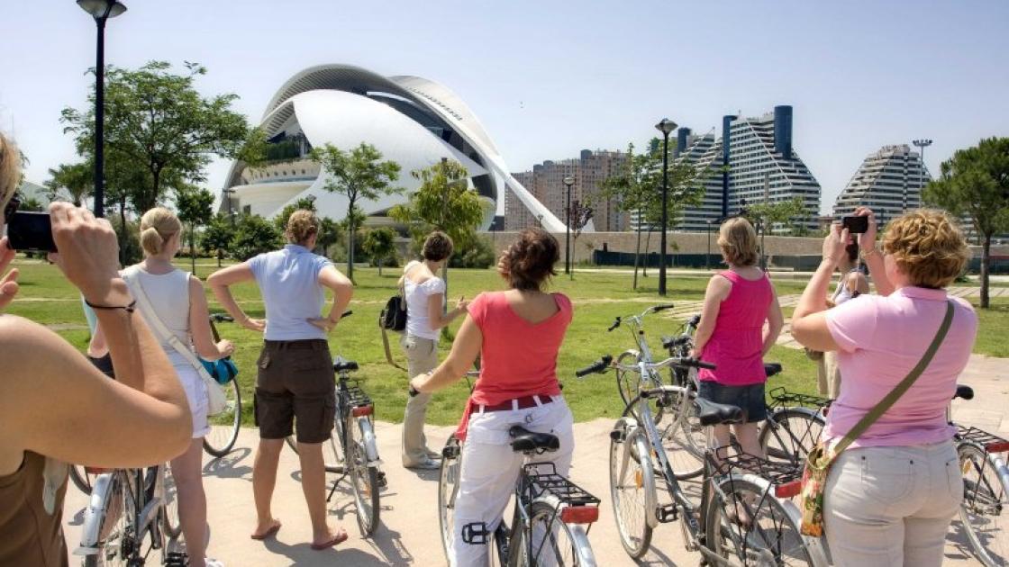 grupo durante visita guiada en bicicleta por la ciudad de las ciencias