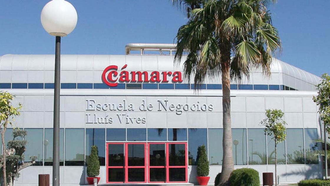 fachada y puerta entrada escuela de negocios lluis vives
