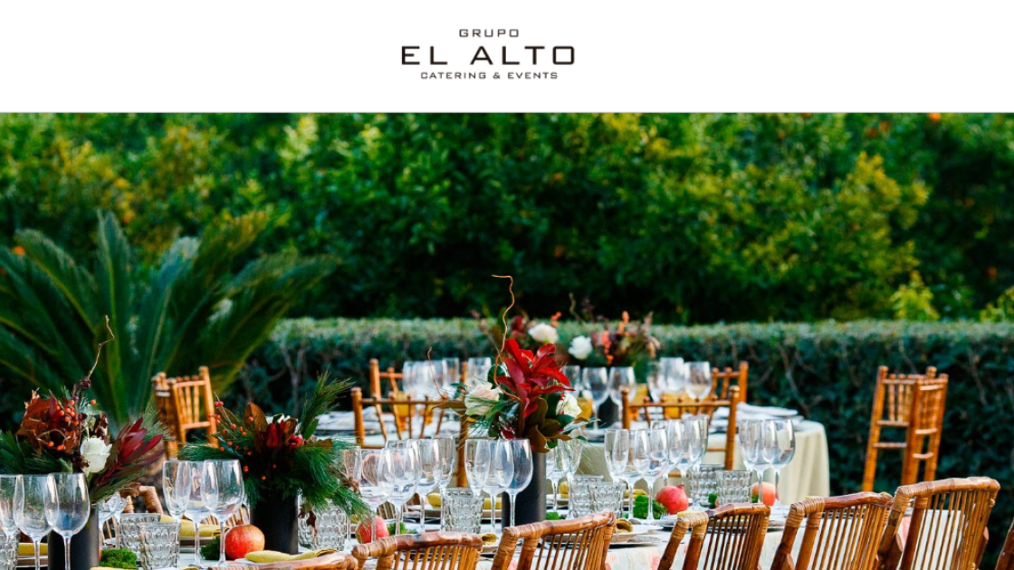 mesas preparadas para evento al aire libre