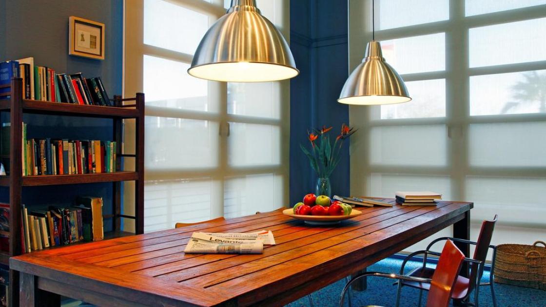 sala de estar del hotel holiday inn