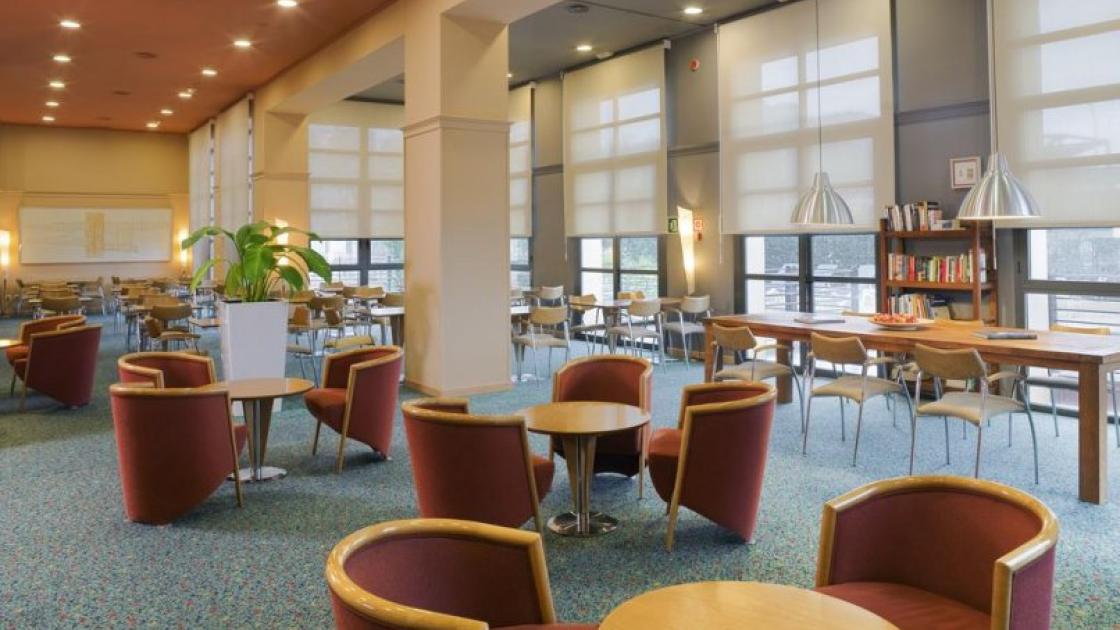 hotel holiday inn express sala recepción
