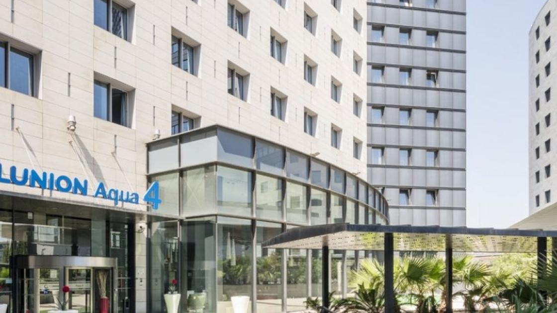fachada exterior del hotell ilunion aqua