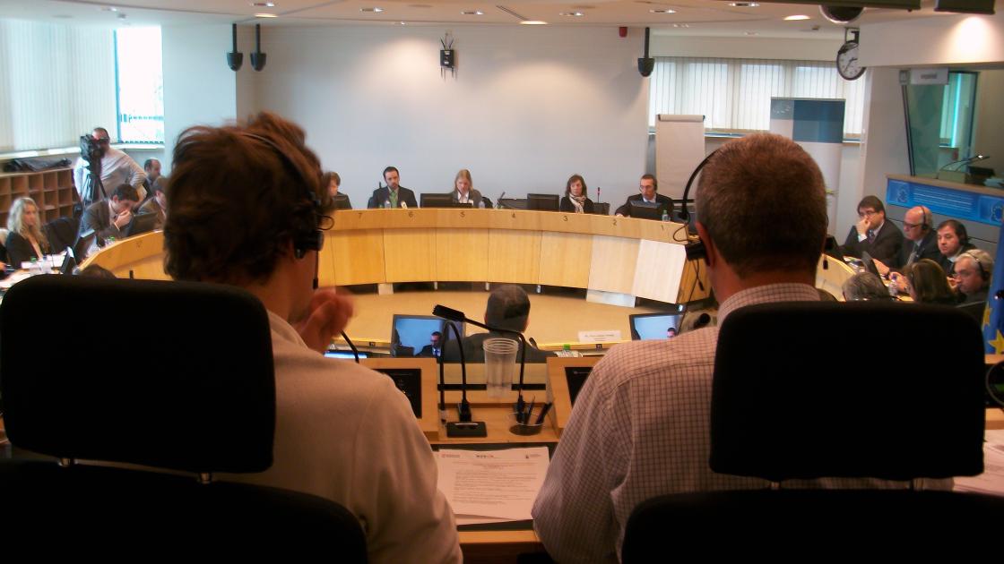 traducctores durante un evento de traducción simultánea