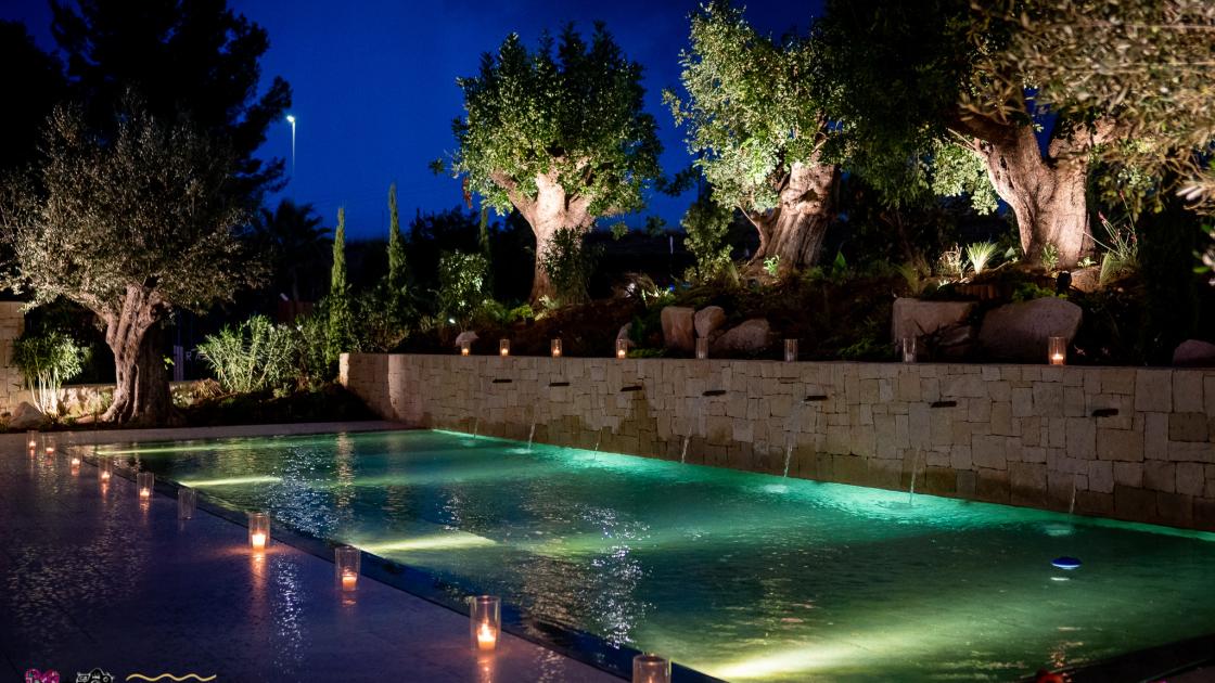 vista nocturna con detalle de piscina