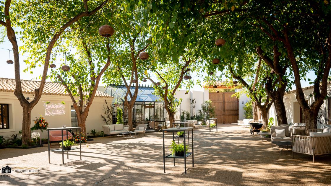 vista exterior de la terraza preparada para celebraciones y eventos
