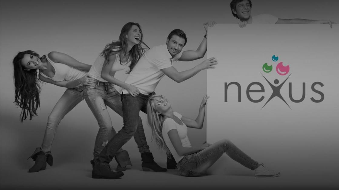 azafatos con logo empresa nexus