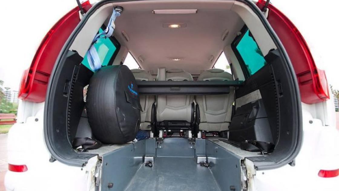 interior de taxi adaptado para silla ruedas