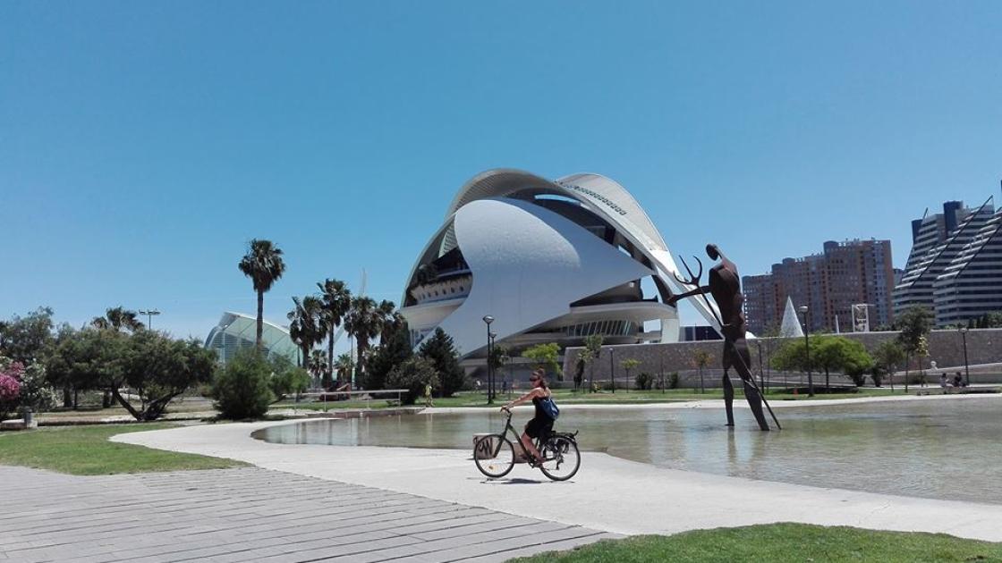 vista general del rio Turia con el palau de les arts