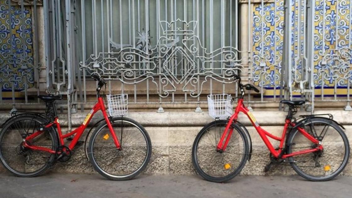 bicicletas apoyadas en la pared