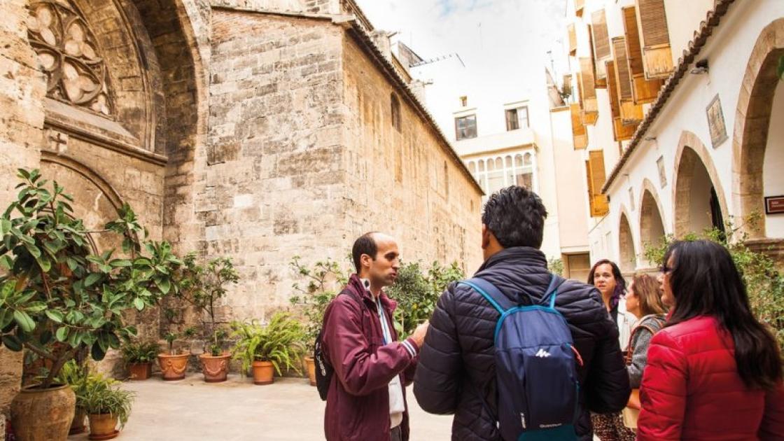 turistas durante una visit guiada a pie por el centro