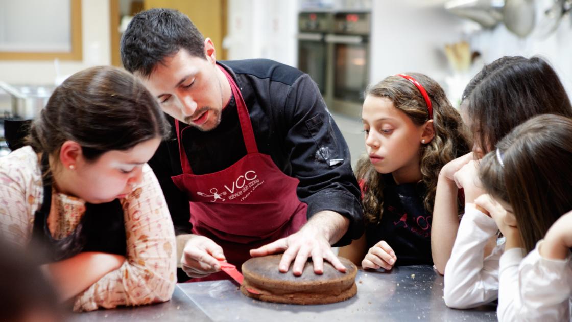 niños durante clases de cocina en valencia cocina club