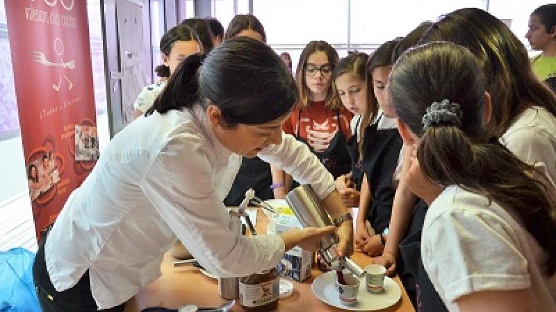 niños durante una clase en valencia cocina club