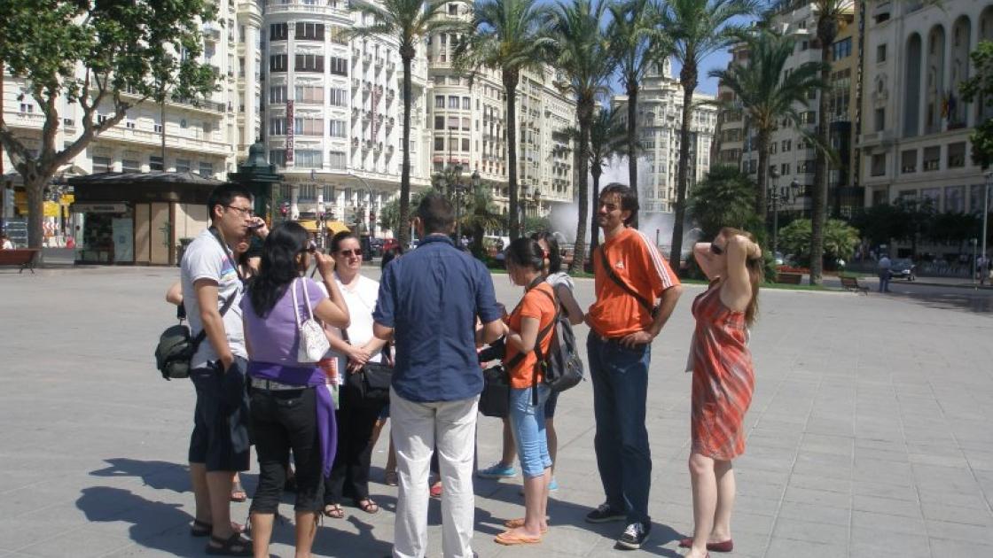 turistas durante una visita guiada en el centro