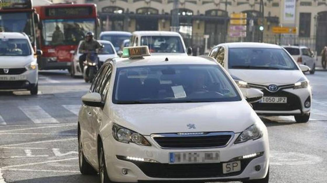 taxi blanco circulando por valencia