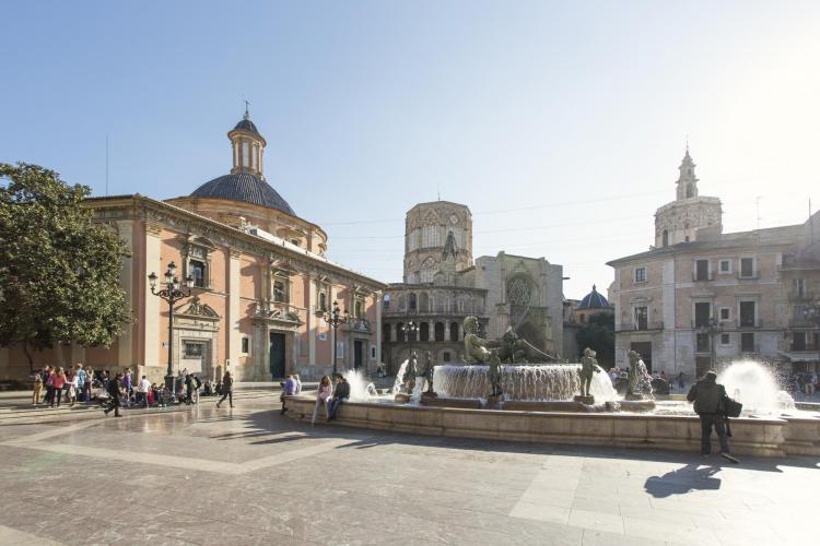 plaza de la virgen con  imagen de la fuente 