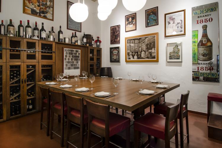 mesa del restaurante bodega casa montaña