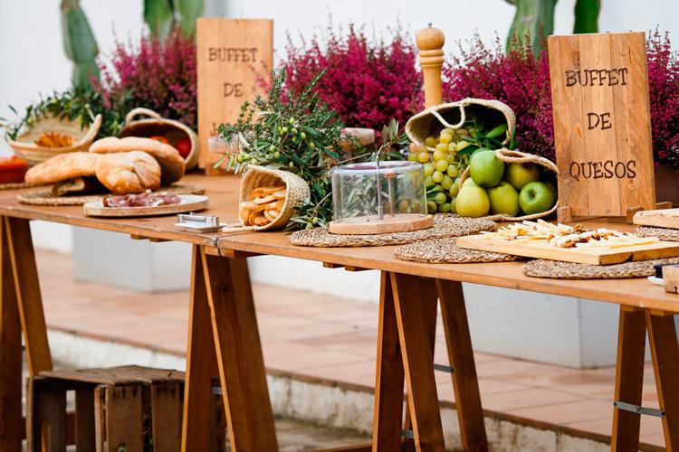 mesa con quesos preparada para evento al aire libre