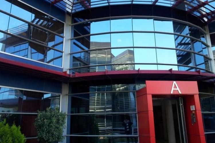 fachada puerta del centro de reuniones y congresos parque paterna