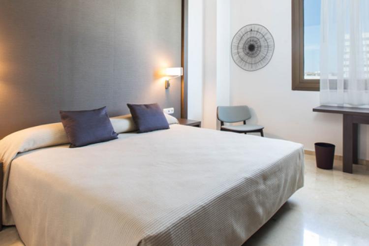 habitación cama doble en expo hotel