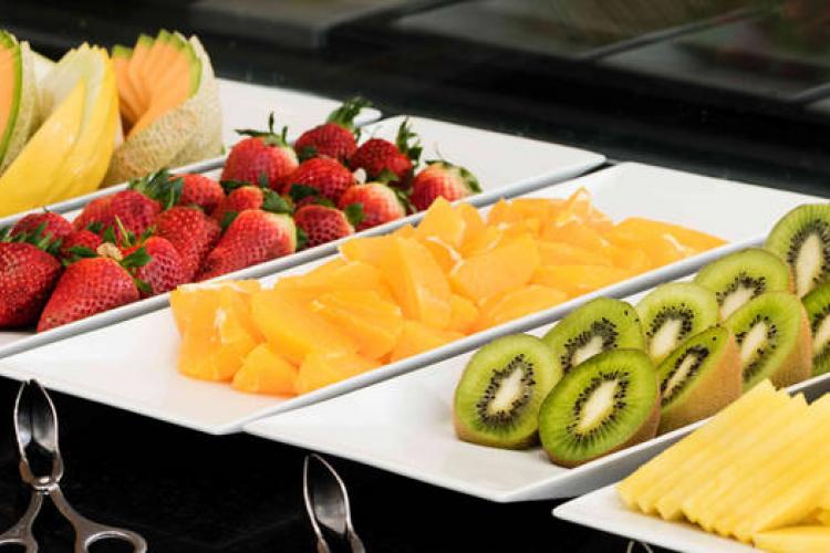 platos de fruta del desayuno hotel nh las artes