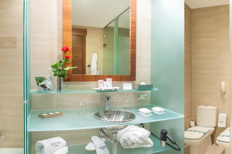hotel sercotel sorolla palace baño habitación