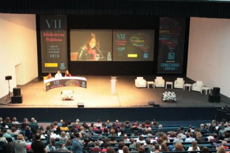 vista del escenario en un evento de kenes group