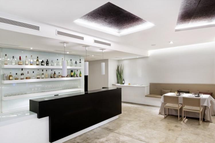salón y barra del restaurante lienzo