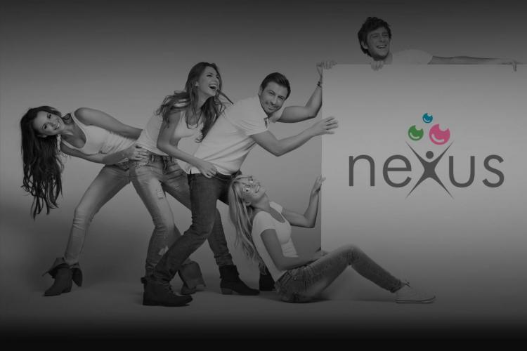 azafatos con logo empresa nexus