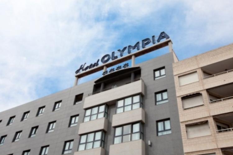 fachada exterior del hotel olympia