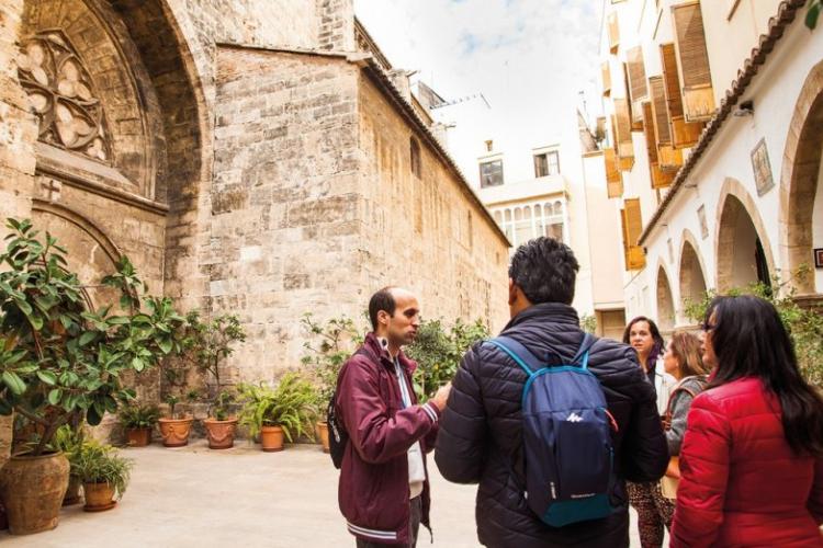 turistas durante una visit guiada a pie por el centro