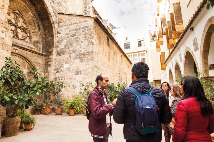 turistas durante una visit guiada a pie por el centro